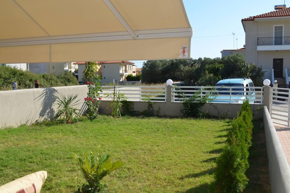 2 Bed-sleeps4-garden-parking-pets-aircon view 4