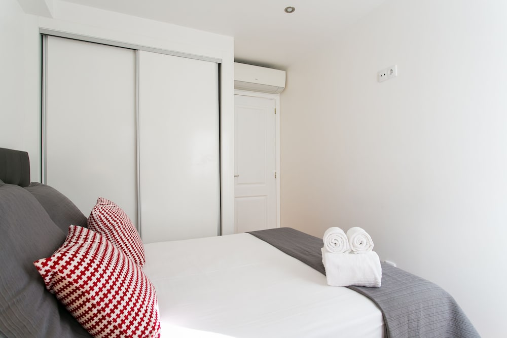 JOIVY Cosy 1-bed flat w/balcony in Alfama, moments from the Port