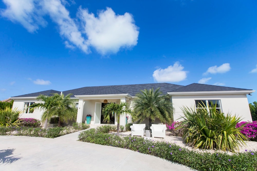 5 BR Waterfront Villa On Chalk Sound Blue Water
