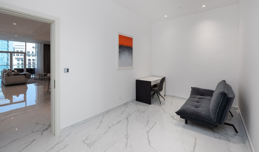 Modish Palm 3BR w Private Balcony Beach Access