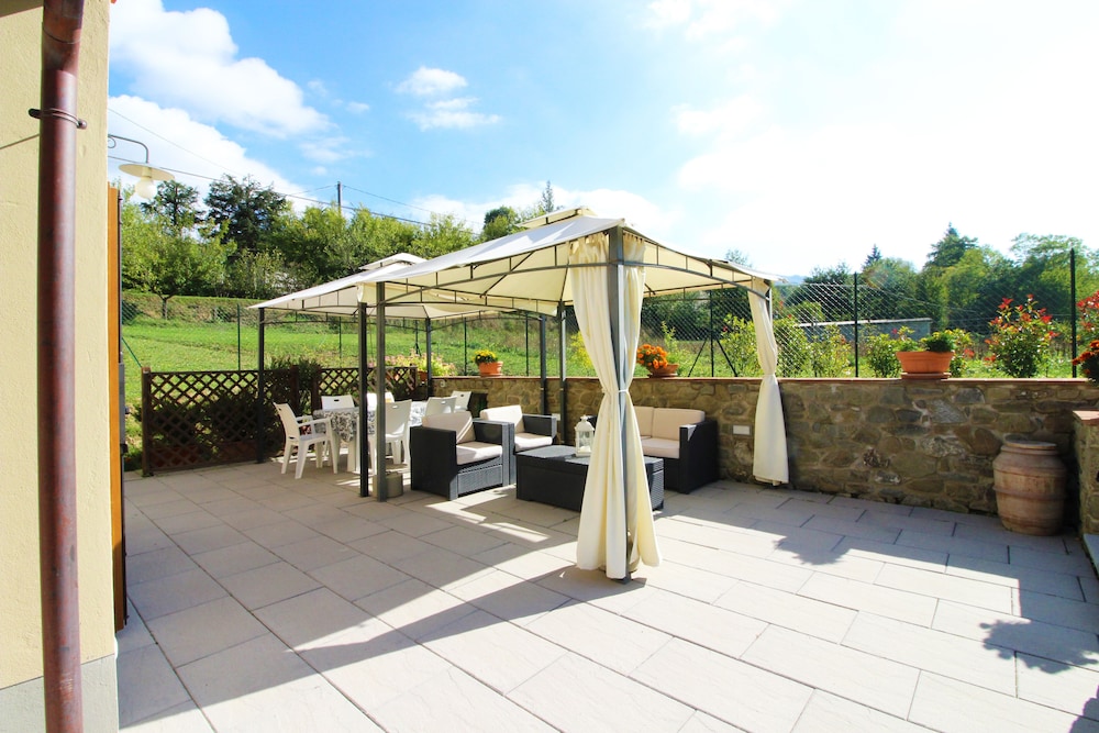 Stunning Private Villa for 4 Guests With Wifi, Private Pool, TV, Veranda, Pets Allowed and Parking