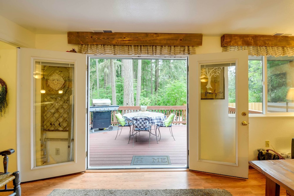 Anderson Island Home w/ Hot Tub, Near Beaches