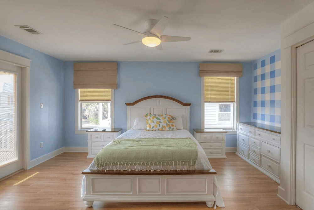 Holiday House by Avantstay Oceanview, Steps to Beach