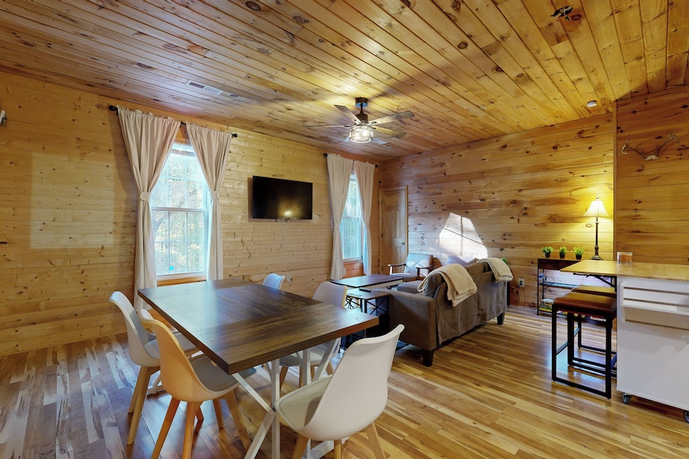 2BR House w/ A/C & Games, Close to Lake