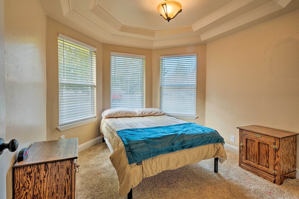 Coastal Retreat Near Redwoods & 2 Miles to Beach! view 4