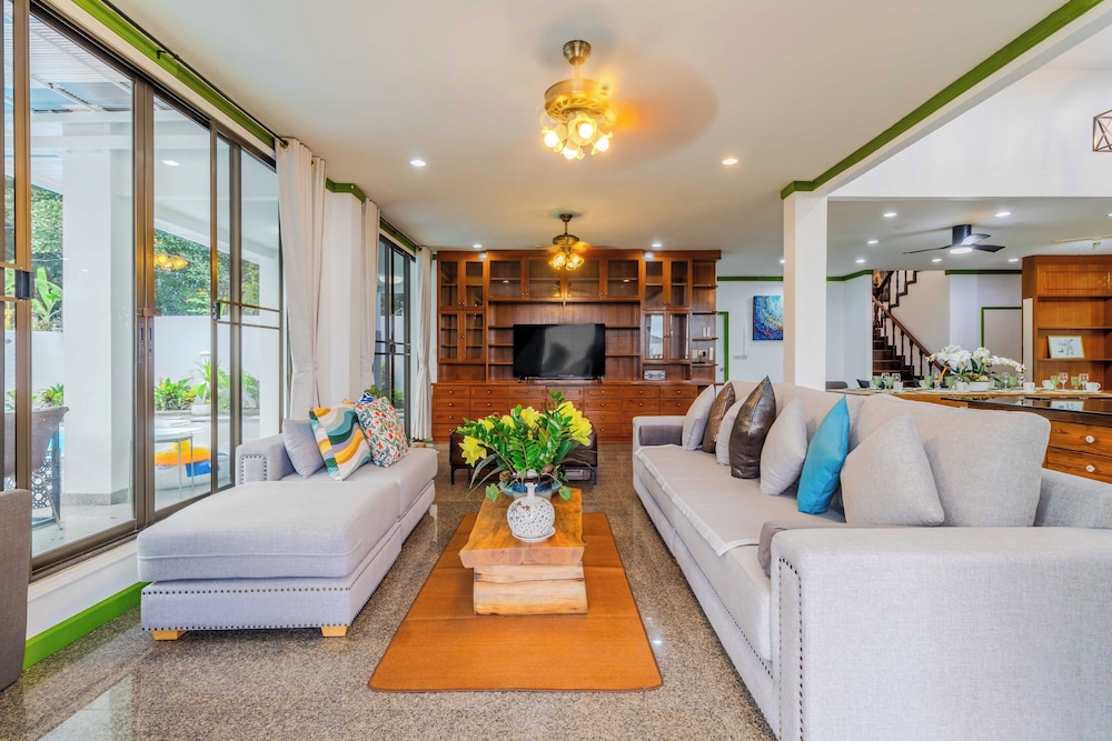 4BR with Pool Family BBQ Near Mall V260