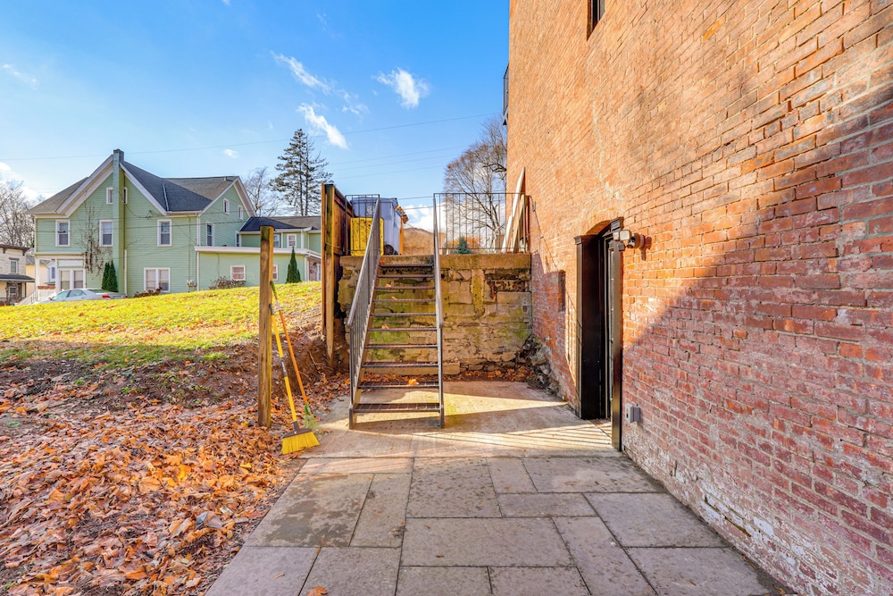 Walk to Waterfront: Chic Hudson Valley Garden Apt