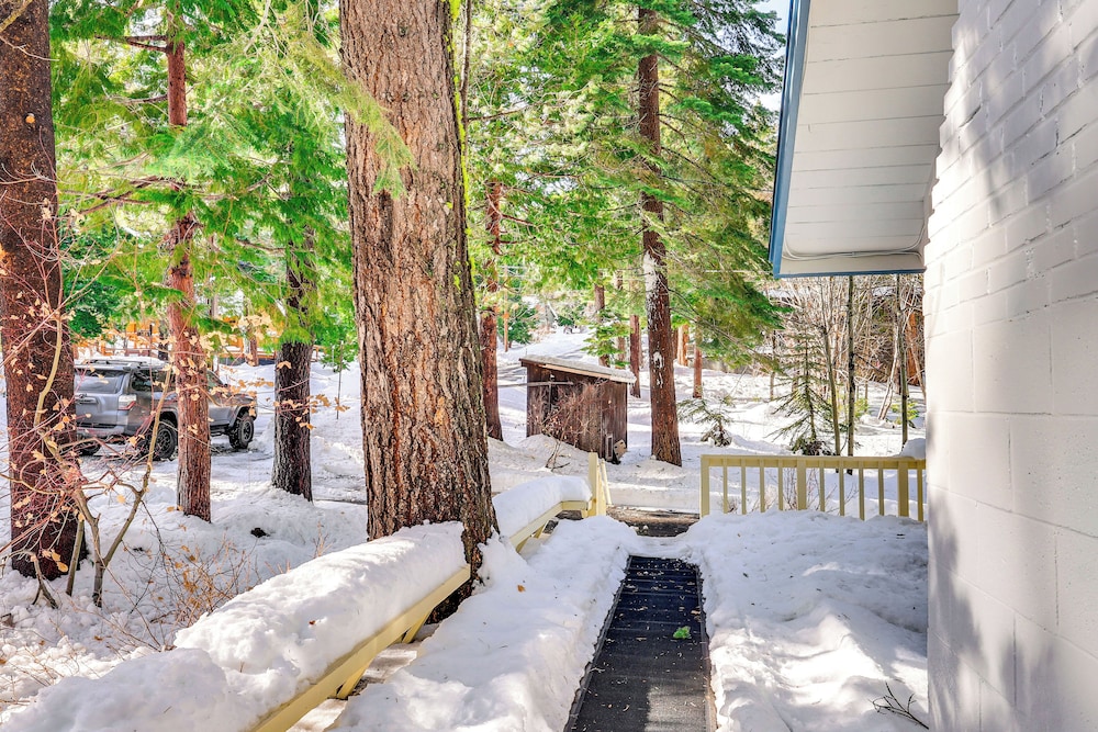 < 2 Blocks to Lake Tahoe: Family Home Near Skiing