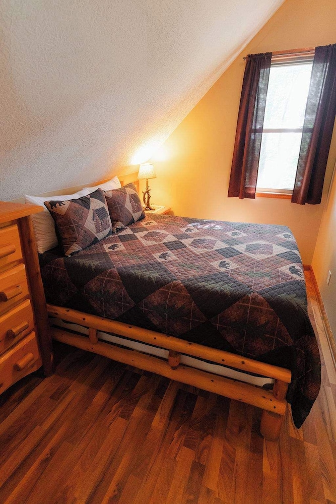 Cheerful Two Bdrm Cabin With Hot Tub & Pet Friendly