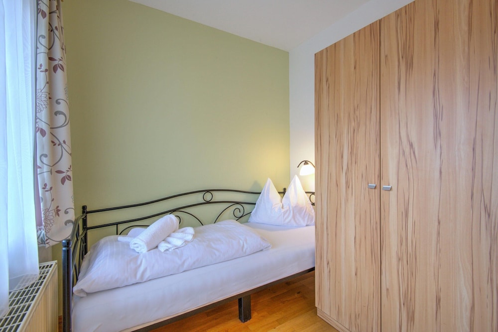Tranquil Mountain Stay, Central & Sunny