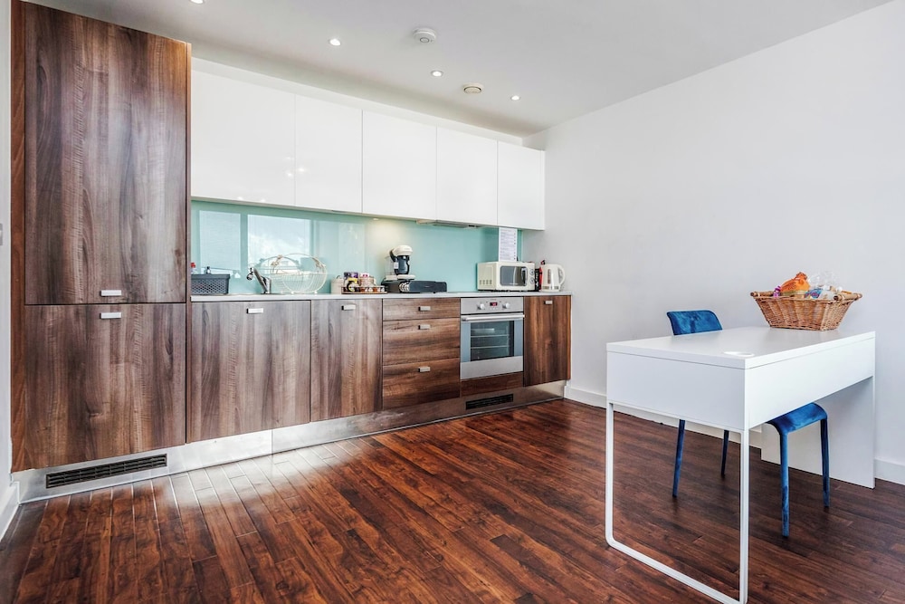 Basildon - 2-bed - Sleeps 5 - Near Train Station