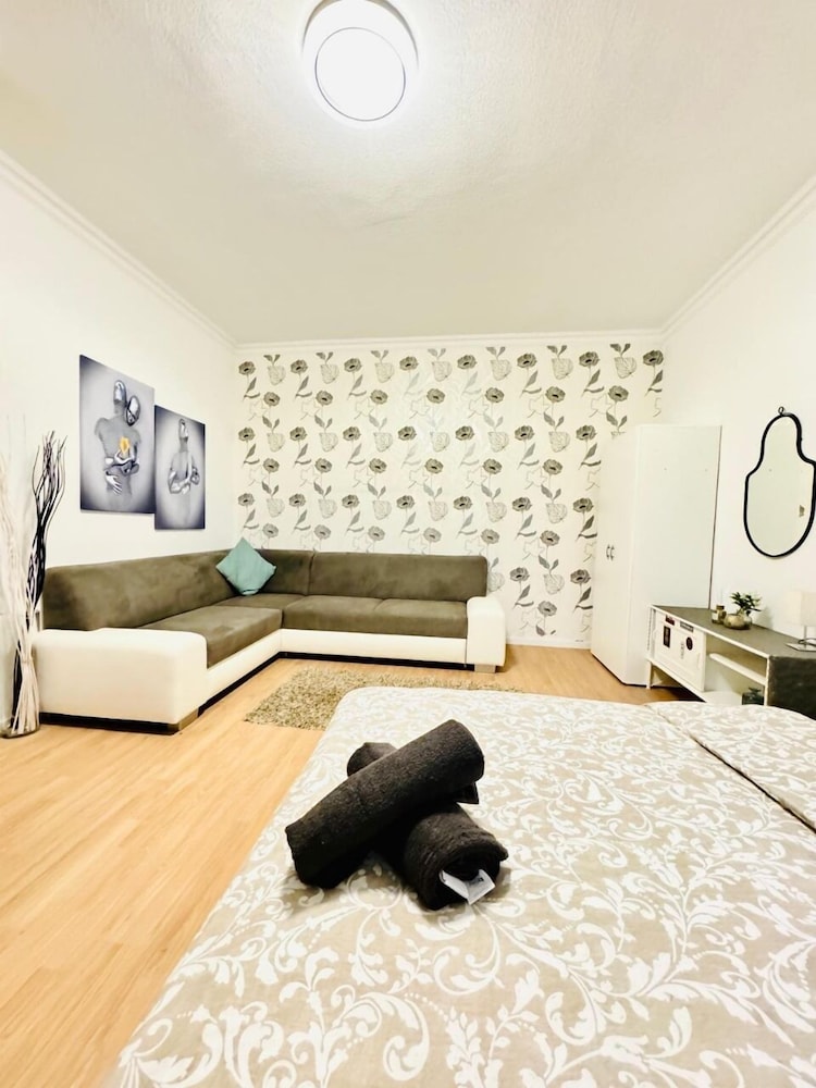 Cozy 7BR Villa Near Blumengarten