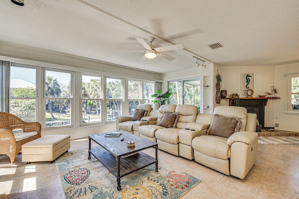 Outdoor Oasis: Canal-front Home in Crystal River
