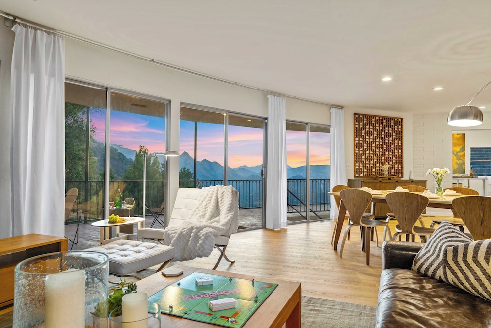 Sleeps 10, Luxe 2 Homes Malibu Hills Retreat Cielo Estate by Avantstay