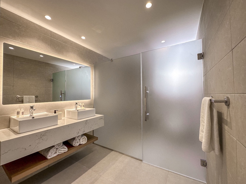 Luxury 3 Bedroom Apartment at the Beach