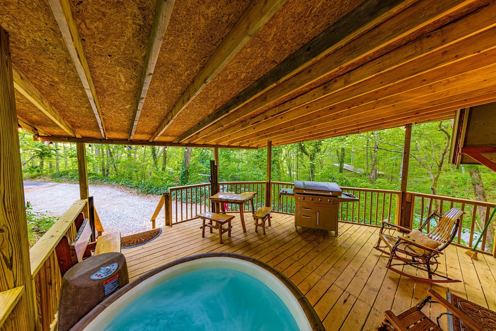 Bear Creek Lodge and Cabins in Helen Ga - Pet Friendly, River on Property, Walking Distance to downtown Helen