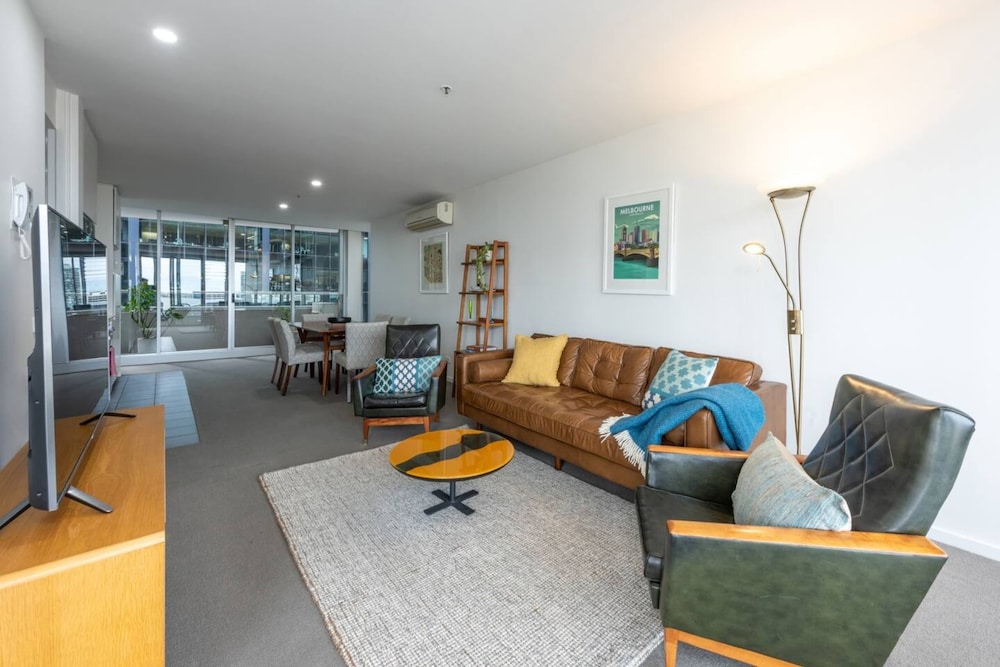 Convenient 2-bedroom Apt in Docklands With Pool