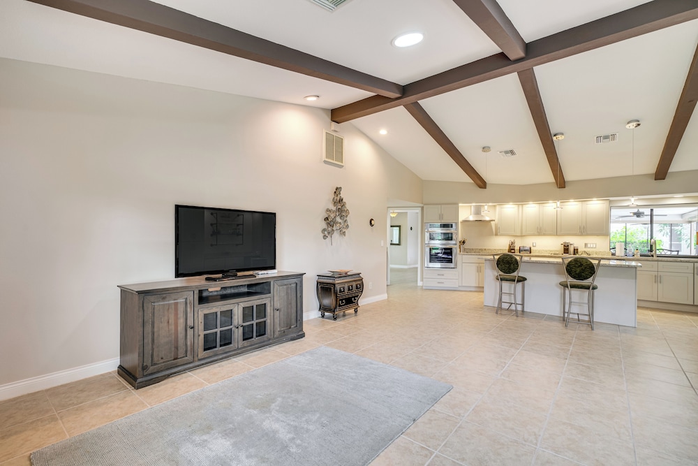 10 Mi to Beach: Poolside Paradise in Fort Myers!