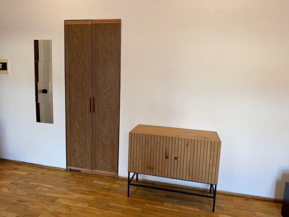 Studio - Sleeps 2 -smoking on Balcony - Pets -wifi