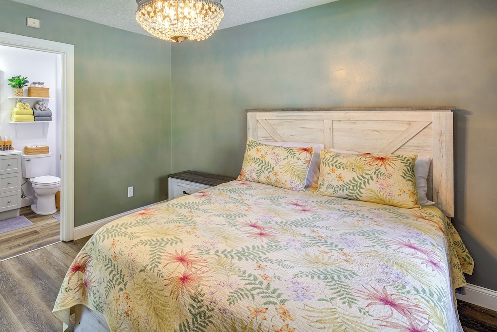 17 Mi to Coal Canyon Trail: Scenic Mtn-view Apt!