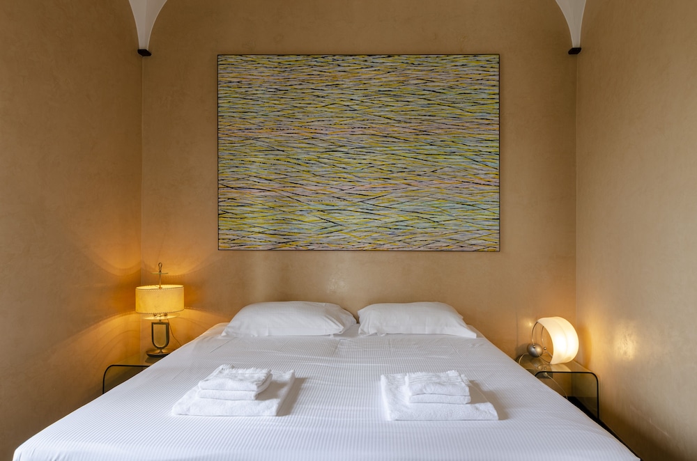JOIVY Exclusive 3-bedroom flat near Cathedral of Genoa view 5