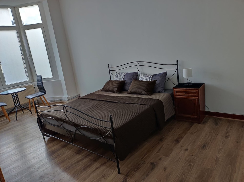 Room in B&B - Spacious Room With Beautiful View of the Koekelberg Basilica
