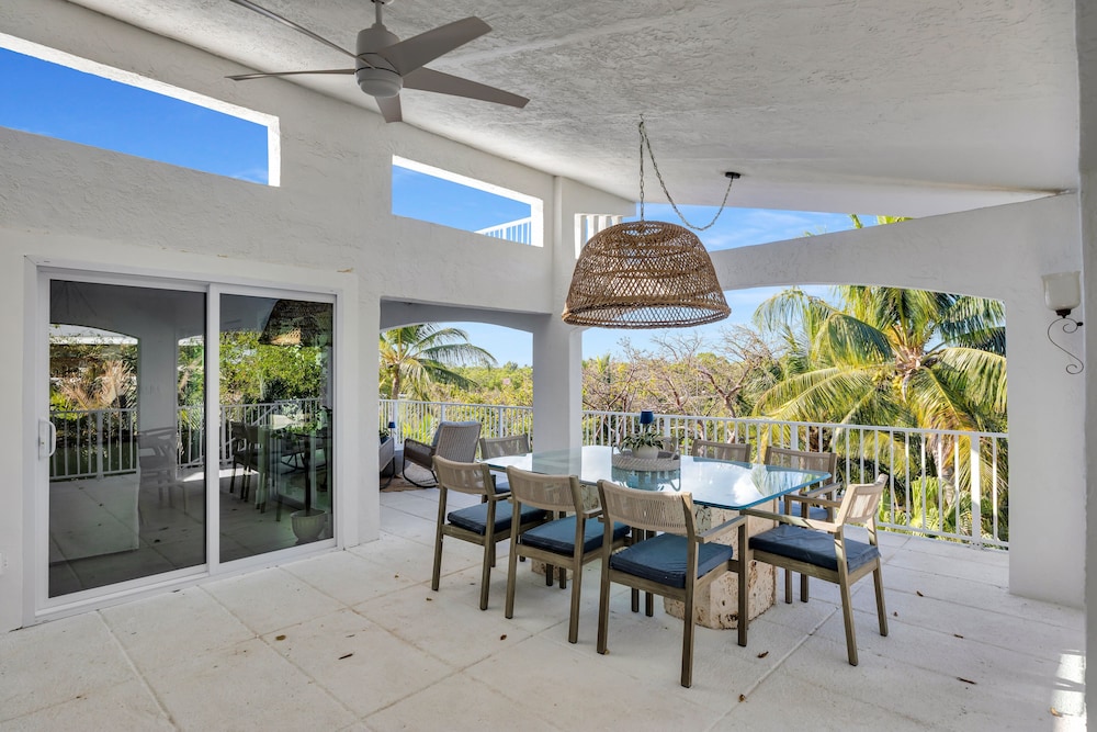New Listing! Reel Joy Waterfront Luxe With Pool And Private Dock 4 Bedroom Home
