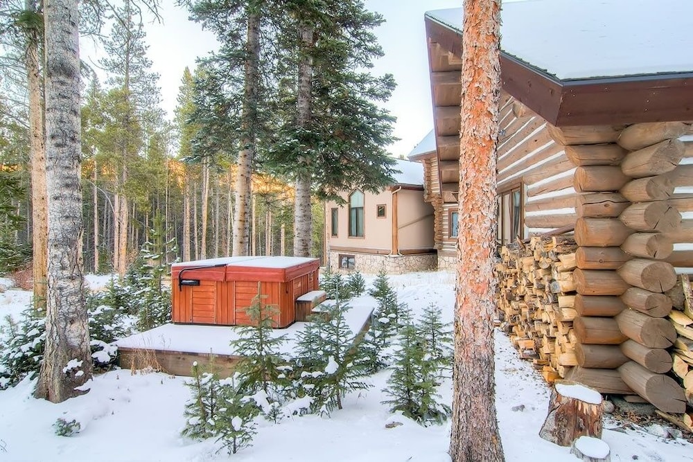 Bear Lodge 6 Bedroom Home by RedAwning