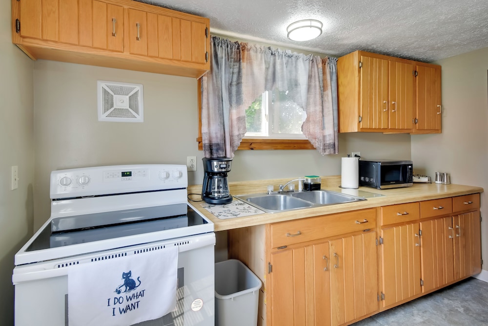 Riverfront Couple's Retreat, 3 Mi to Seneca Lake!