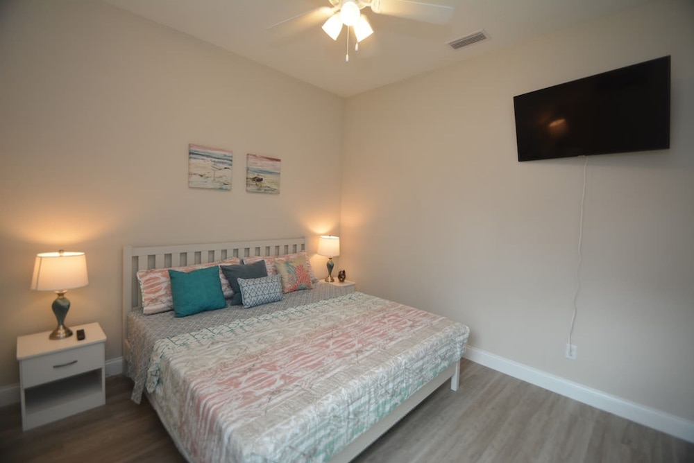 Beach Front 5 bed 4 Bath Luxury House Hot Tub Fenced Yard Pets Welcome