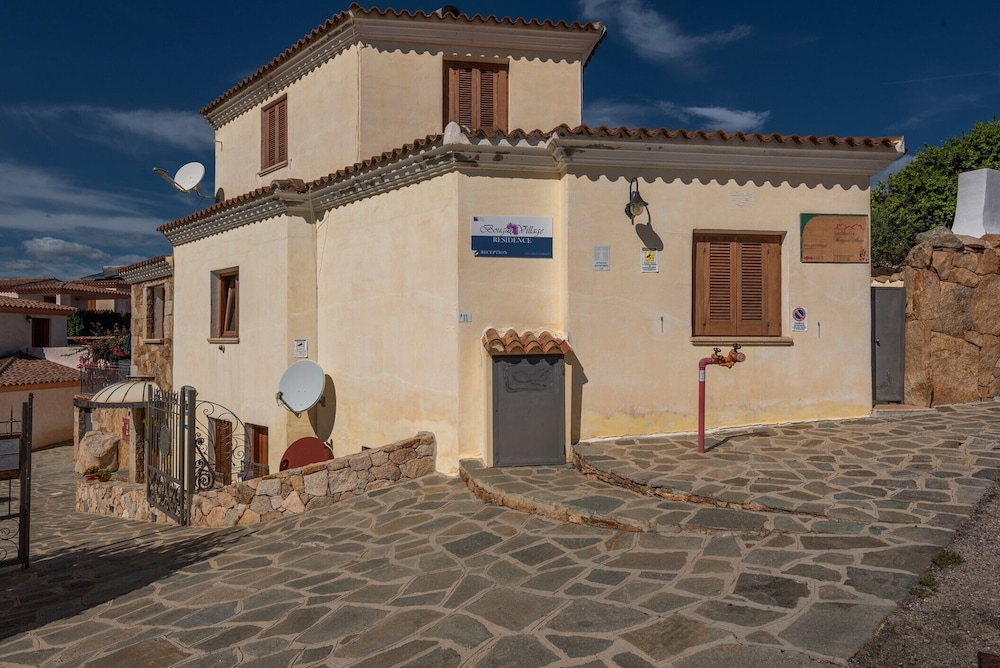 Crystal Pool Village In Tanaunella