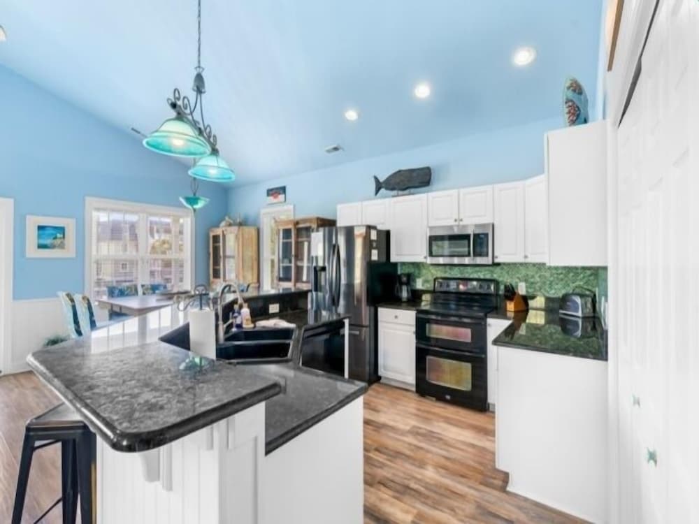 Atlantis Blue - Relaxing Beach Getaway Home Directly Across The Street From Beach Access! 5 Bedroom Home by RedAwning