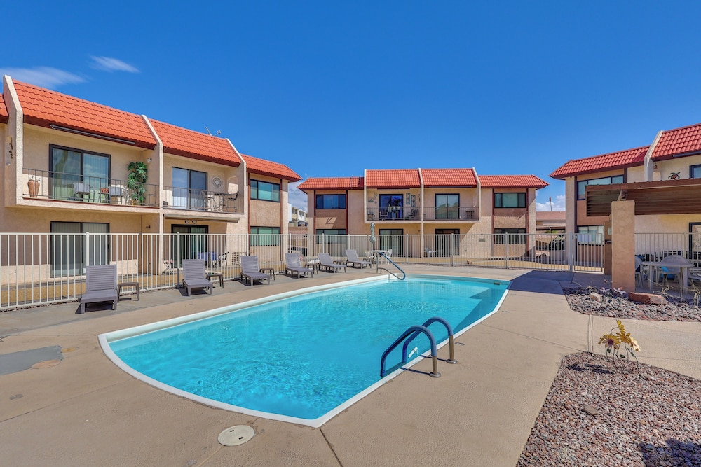 < 2 Mi to London Bridge: Chic Condo w/ Pool Access