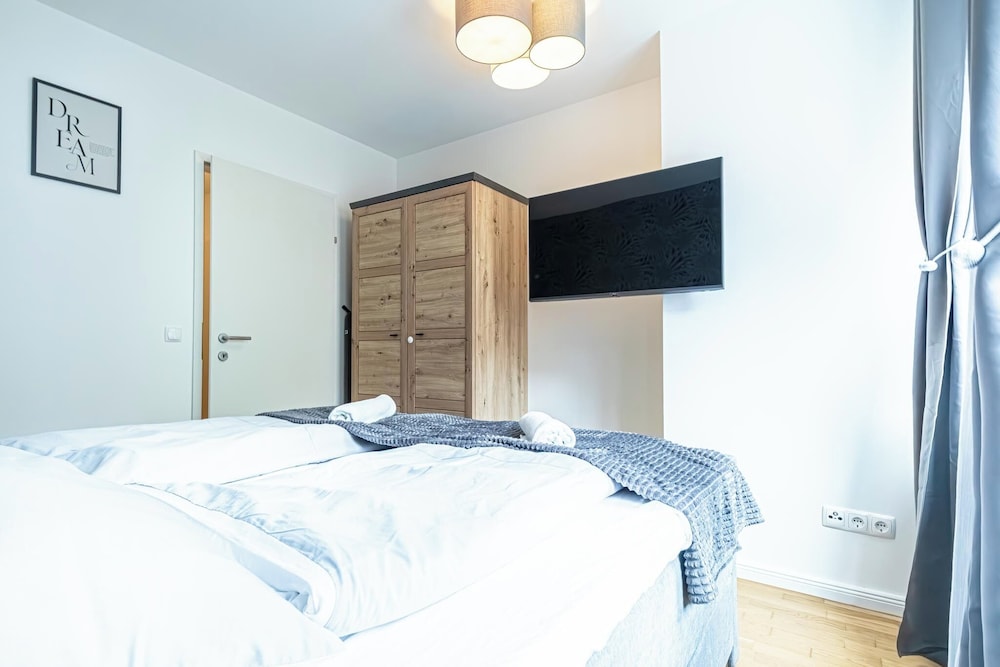 Comfortable 1BR 1LR City Center Apt