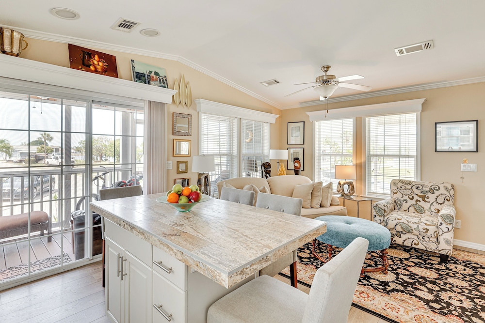 4 Mi to Fort Myers Beach: Home w/ Resort Perks!