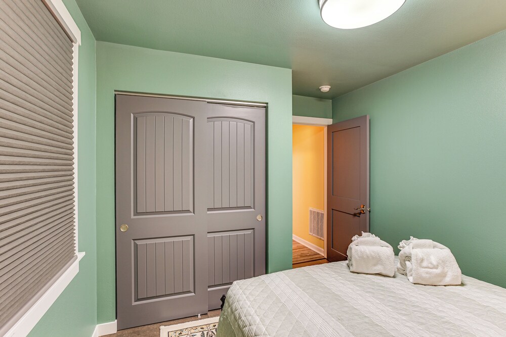 2 Mi to Dtwn Tacoma: Charming Home w/ Deck & Yard!