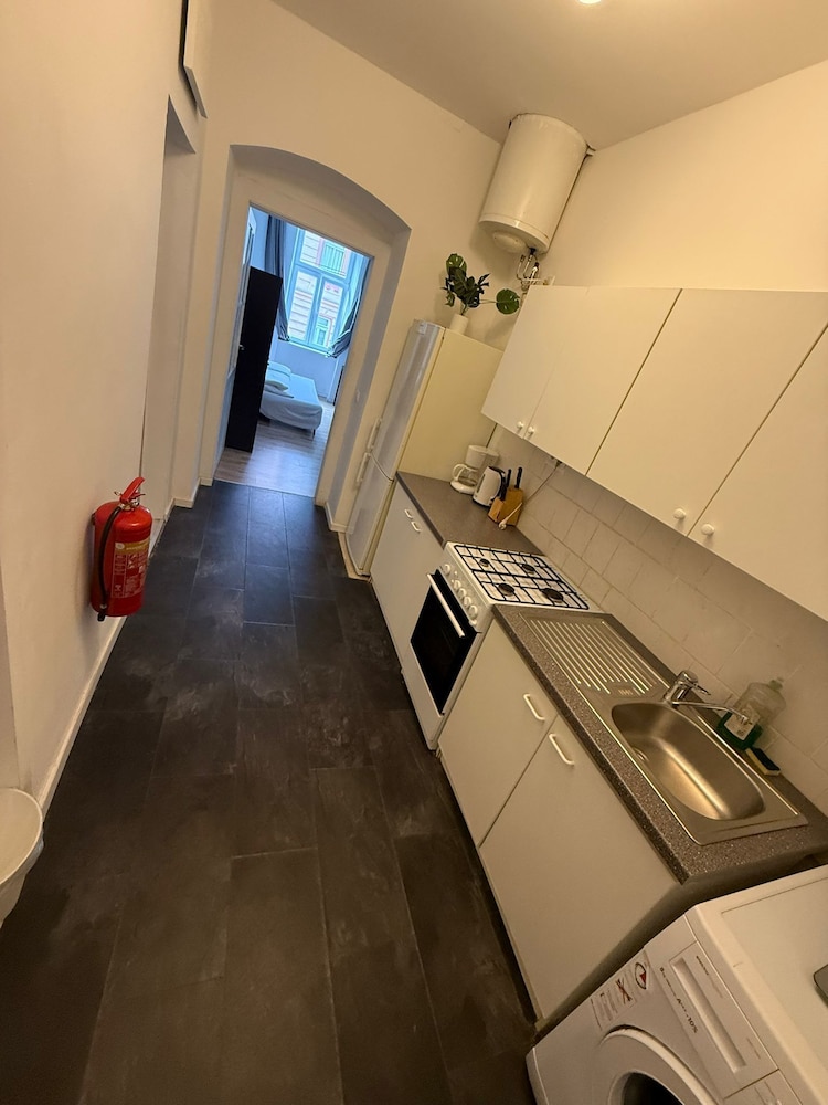 Chic 1BR Apt Steps from Schönbrunn
