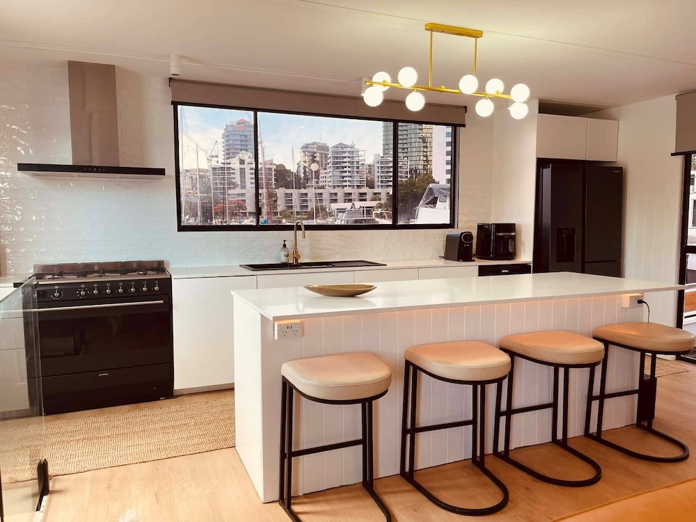 Luxury Penthouse Houseboat n the Heart of the City