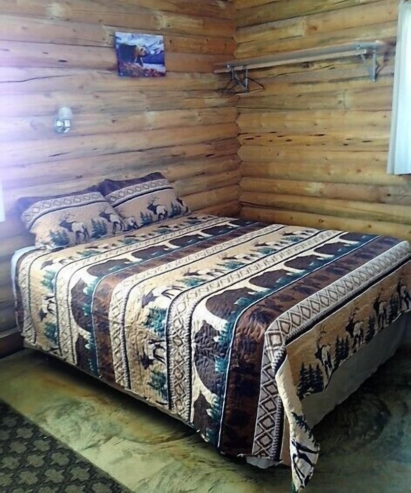 Tenderfoot Cabins & Motel