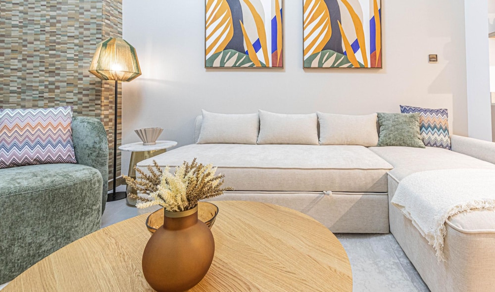 Exclusive 1BR Urban Oasis Canal