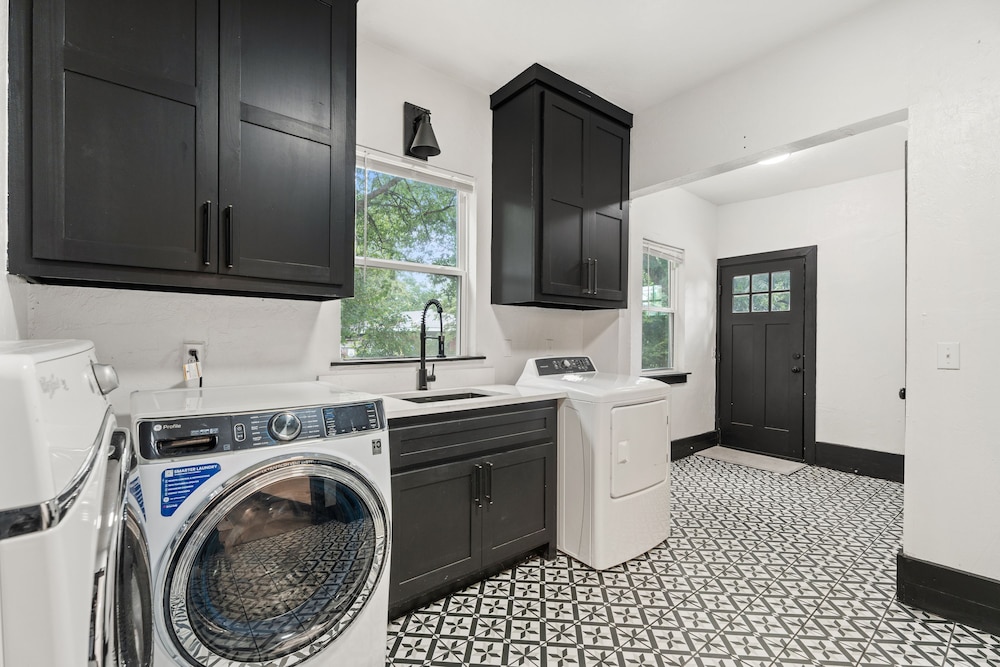 6BR Retreat Comfort Convenience Kitchen 16