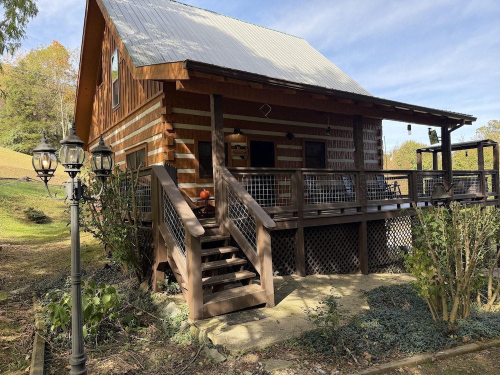 Boujee Bear Cabin With Hot Tub & Putting Green 2 Bedroom Cabin
