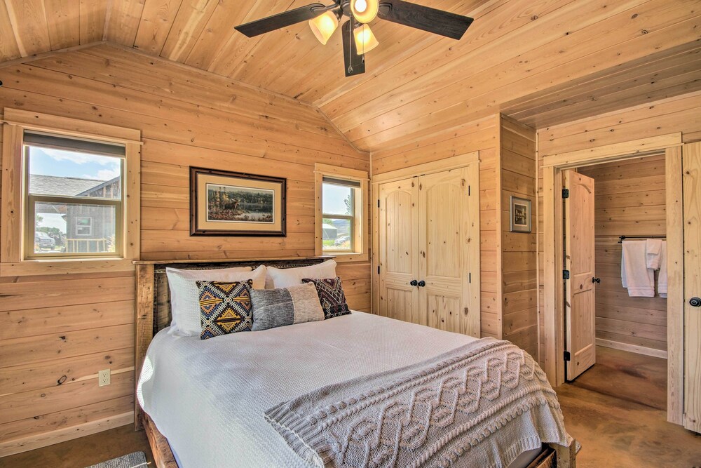 Dreamy Mountain-view Cabin Near Yellowstone! view 2