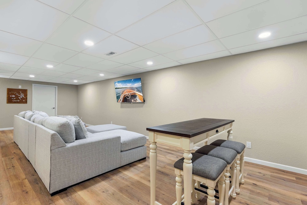 Panoramic Paradise - Lakefront Home for 15