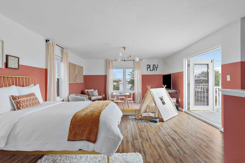 7bdr w/ Private Pool, Hot Tub, Fire Pit, Walk to Beach Tidal Wave by Avantstay