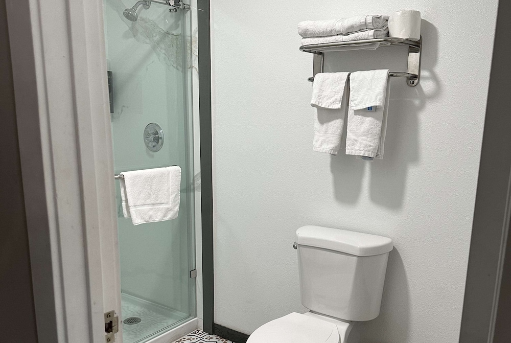 Super 8 by Wyndham Oceanside Downtown
