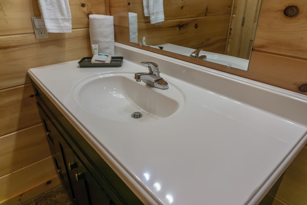 2 BR Pigeon Forge Home w/ Porch & Hot Tub