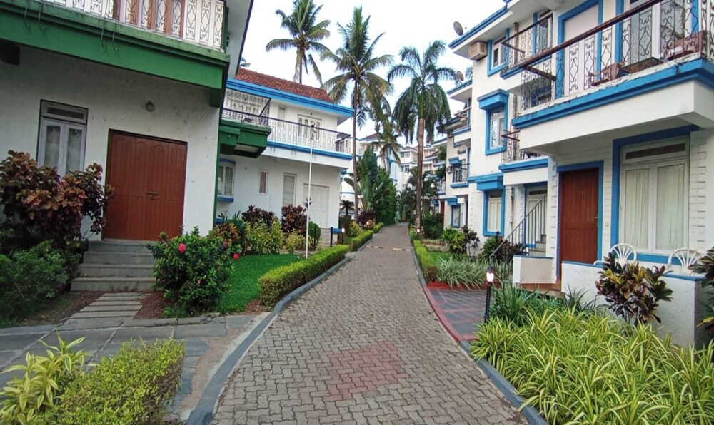 Fabhotel Park Grand Royal Palms