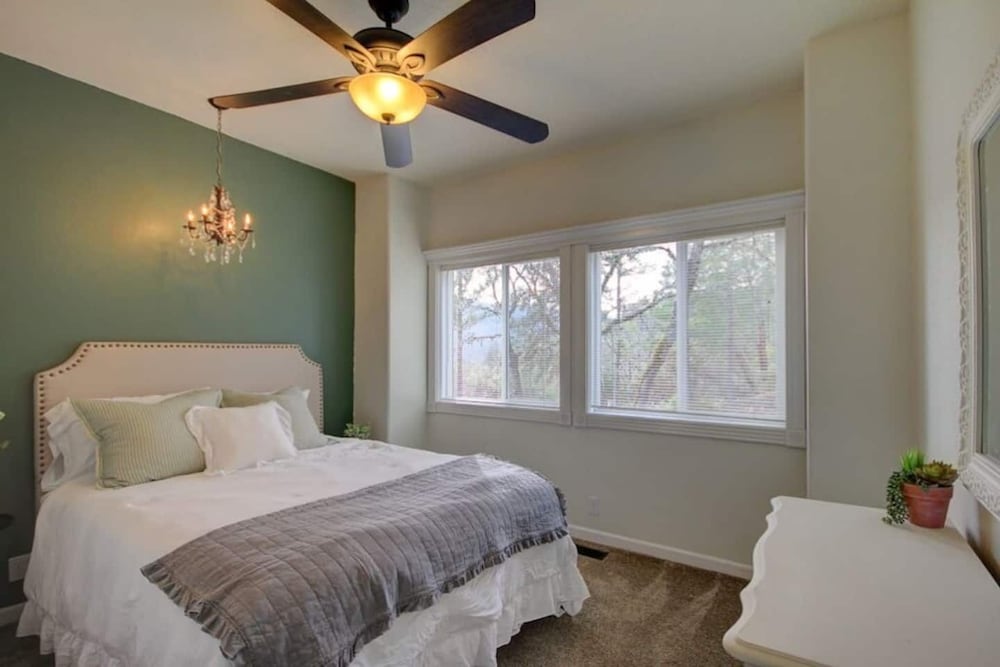 Jacksonville Mountain Retreat