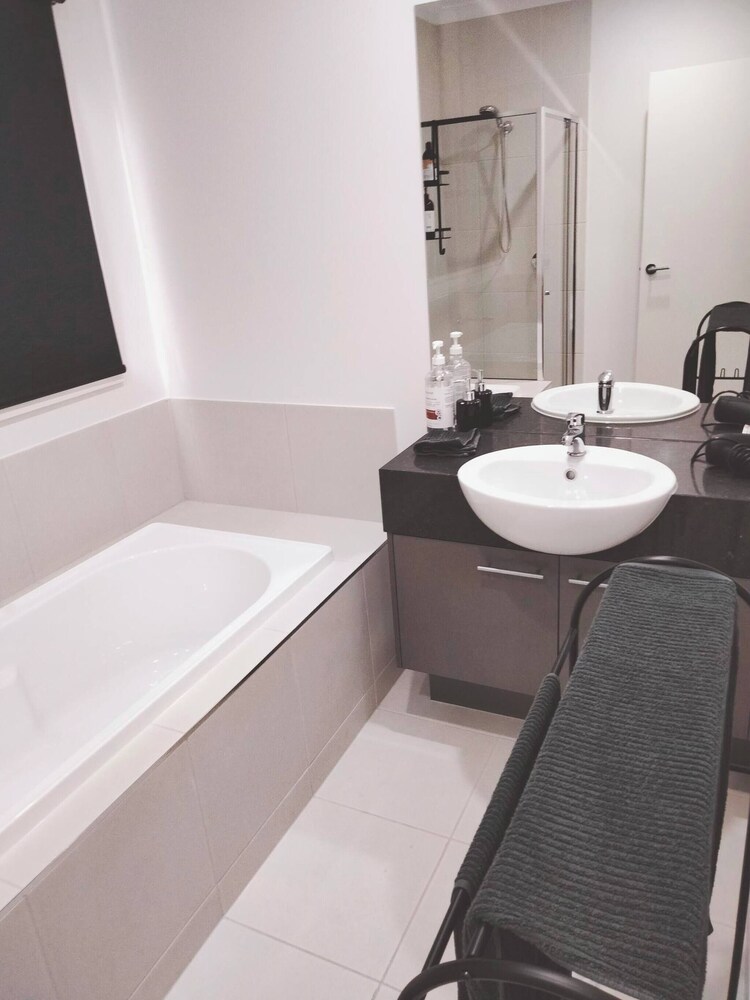 Modern & Cosey 4bedroom House Walk to Beach